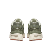 Load image into Gallery viewer, Grid Jazz 9 Suede in Olive/Off White